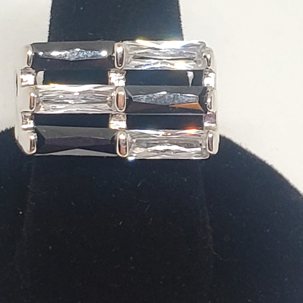 Womens Ring Size 7 Stainless With 6 Black  & Clear Bagette Stones